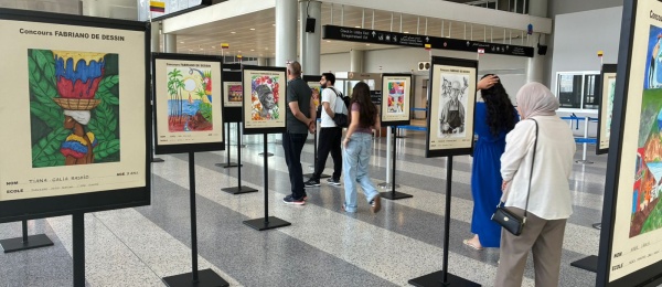 Exhibición en el Aeropuerto Internacional Rafic Hariri de Beirut con pinturas inspiradas en Colombia el país de la belleza, realizadas por niñas, niños y adolescentes libaneses